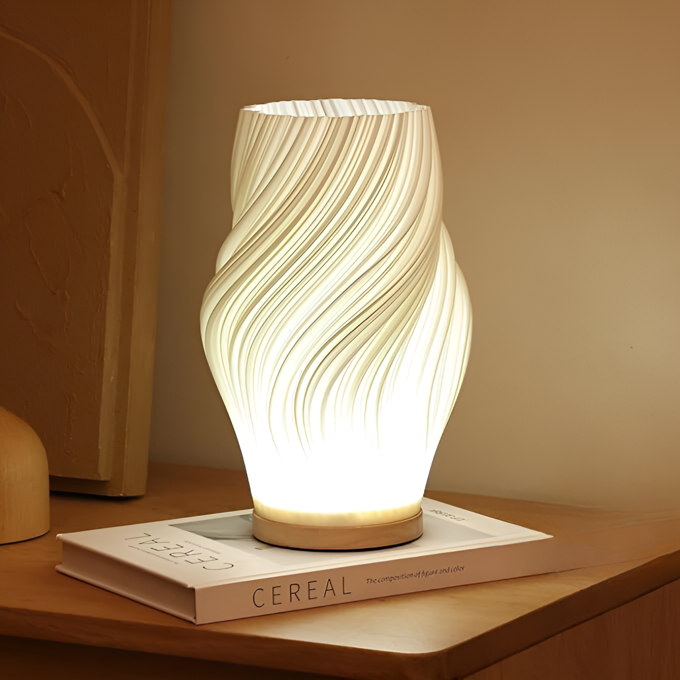 DreamWave - Modern krämfärgad 3D våglampa med elegant metallbas | Veska