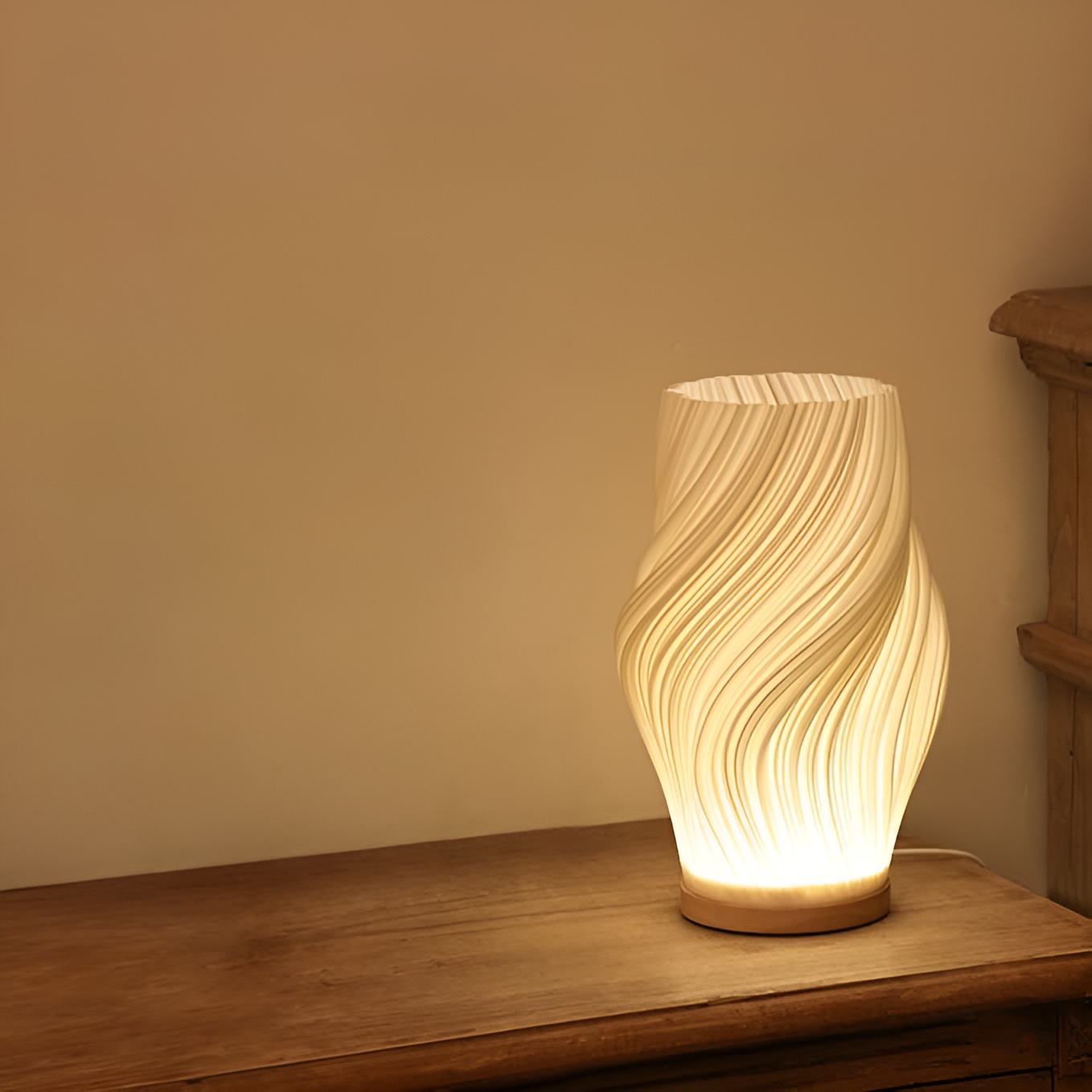 DreamWave - Modern krämfärgad 3D våglampa med elegant metallbas | Veska