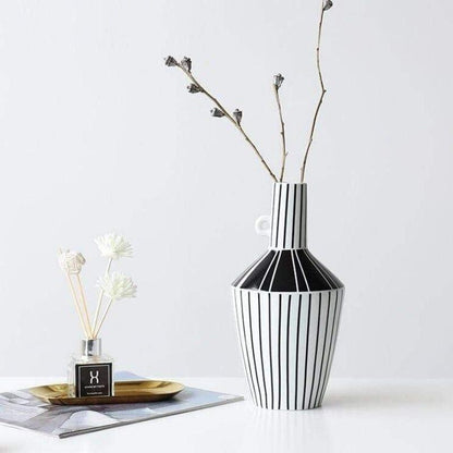 Elegant keramikvas för en modern atmosfär | Veska