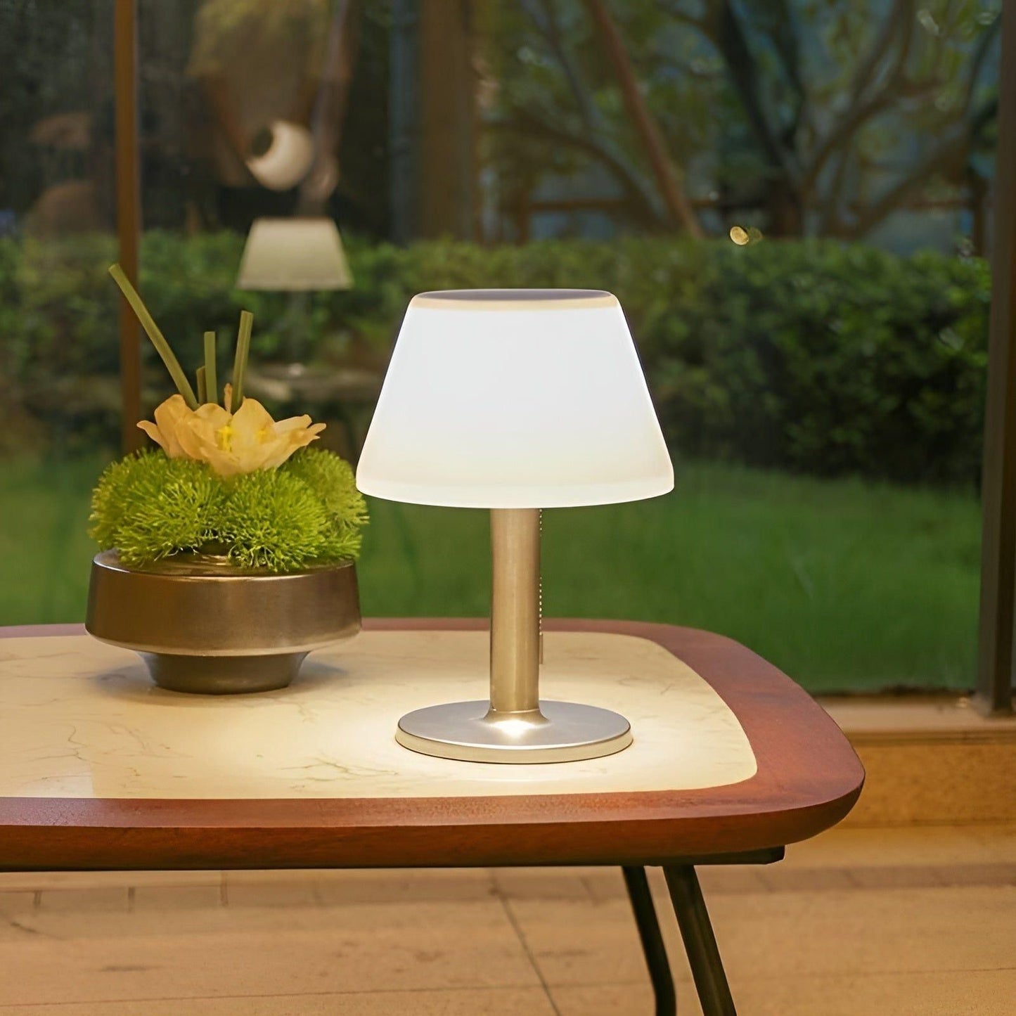 Elegant solid bordslampa för utomhusets charm Veska