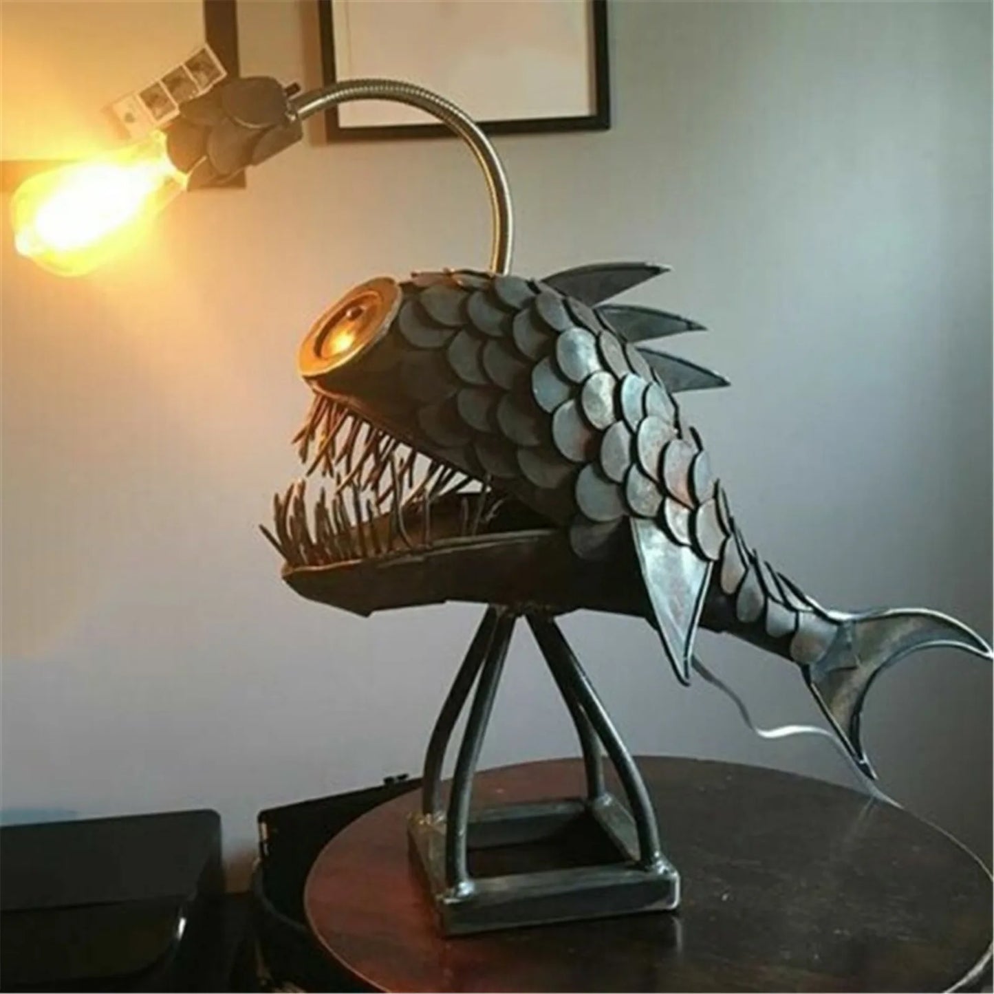 Fiskelampa Bordsbelysning – Handgjord Justerbar Lampa med Rustik Fiskdesign | Veska