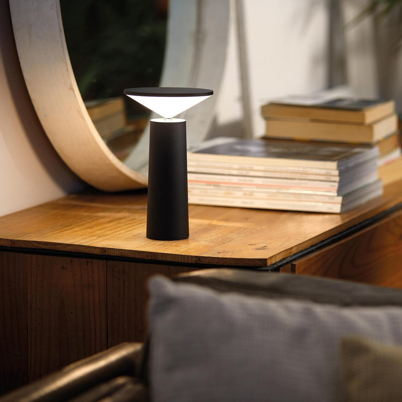 FlexiBeam - Modern LED Bordslampa med Svängbart Huvud | Veska Svart