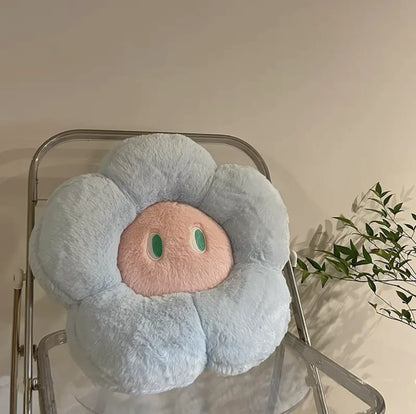 Fluffy Flower Cushion with Eyes | Veska ljusblå blomma