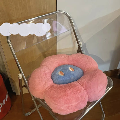 Fluffy Flower Cushion with Eyes | Veska ljusrosa blomma