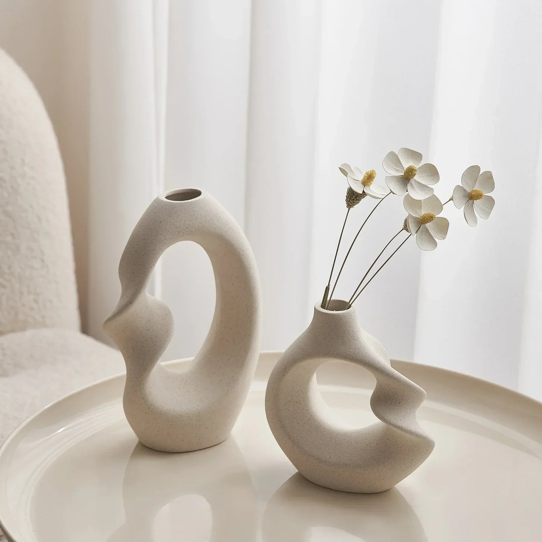 FormaLuxe Skulpturala keramiska vasar set med modern elegans | Veska