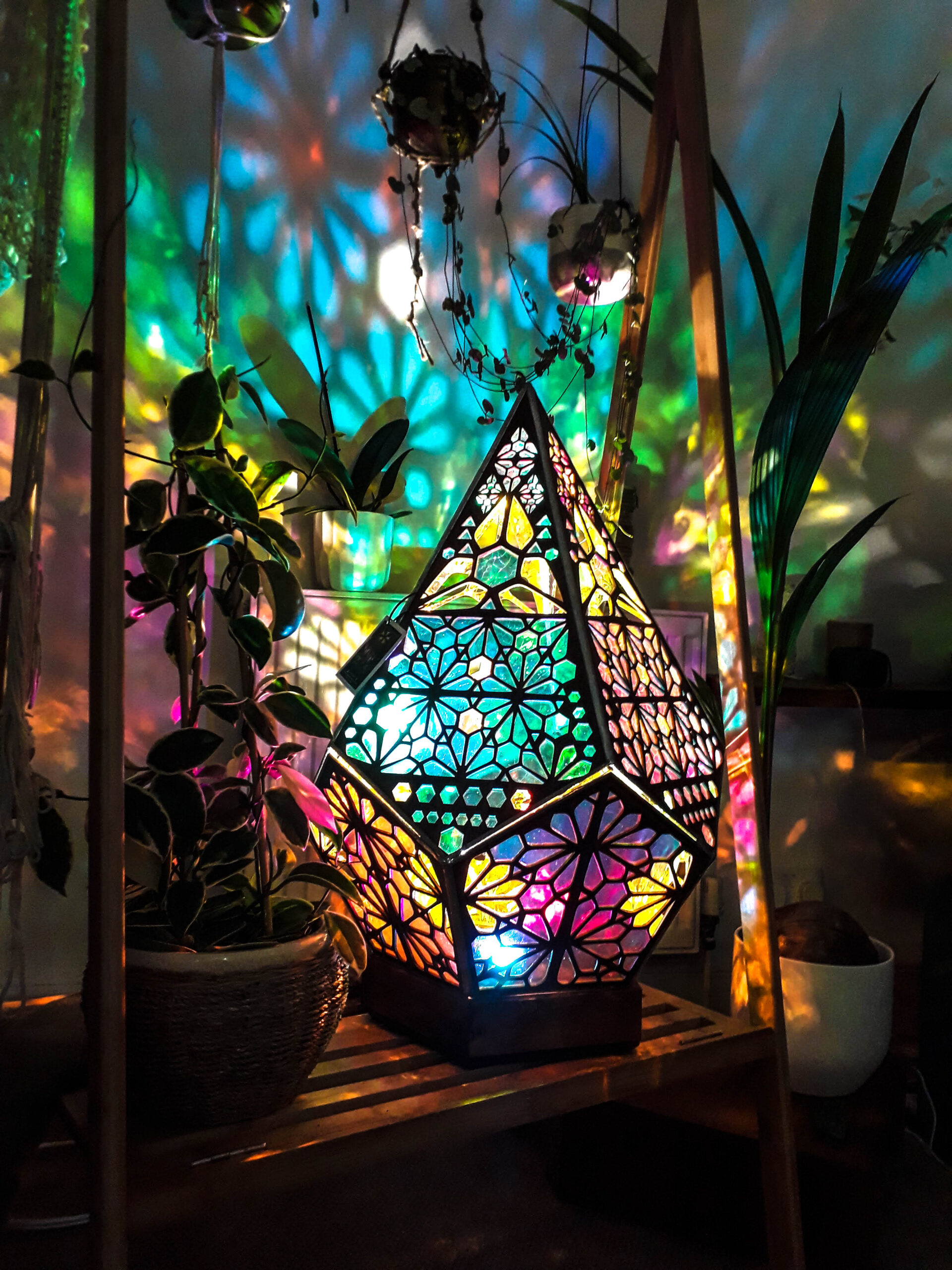 Glas-In-Ledad Stil LED Bordslampa - LumiAura | Veska