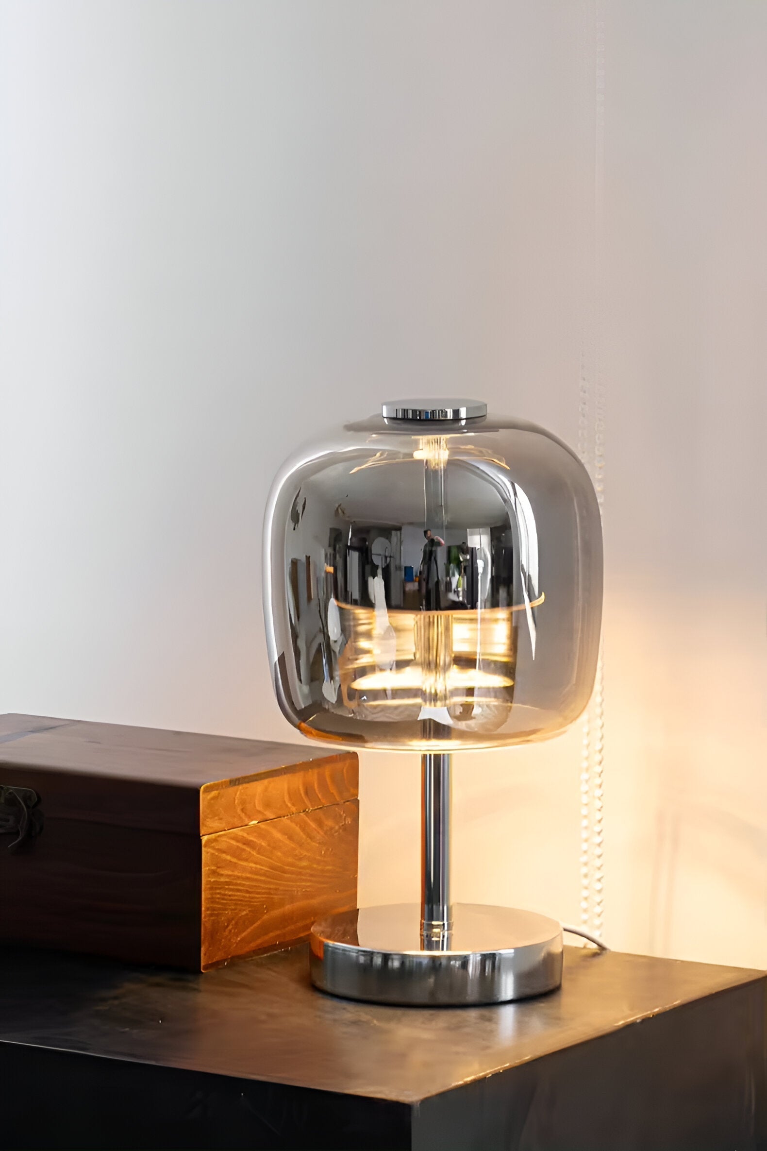 Gleam Glasbordslampa – Rökgrå USB-driven dimbar LED-lampa för sovrum & skrivbord | Veska
