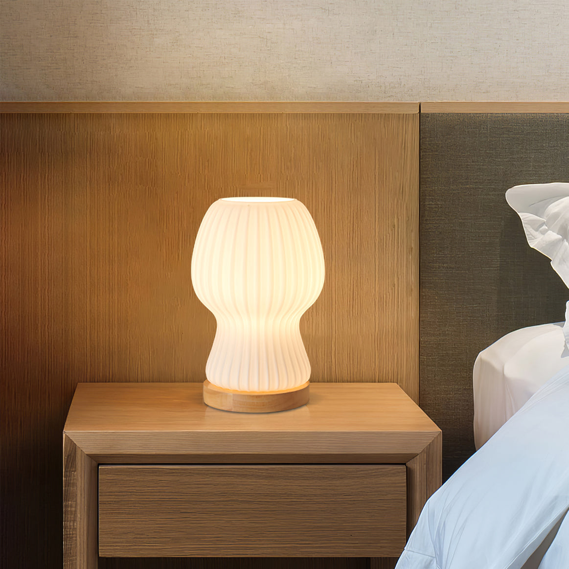 GlowBeam – Viktad glasbordslampa med träaccent | Veska