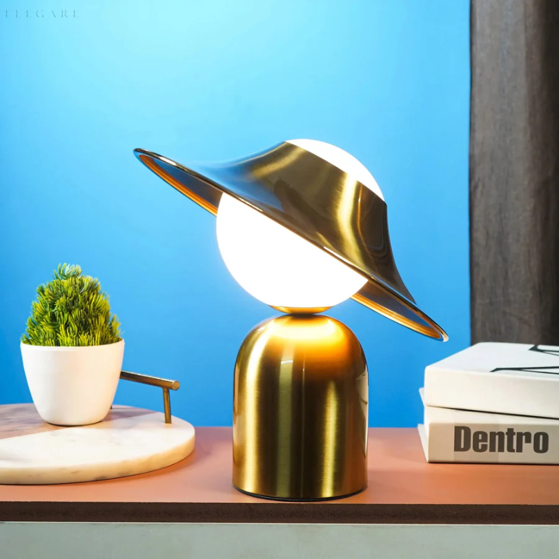 GoldAura Bordslampa - Elegant Gyllene Belysning för Hemmet Veska