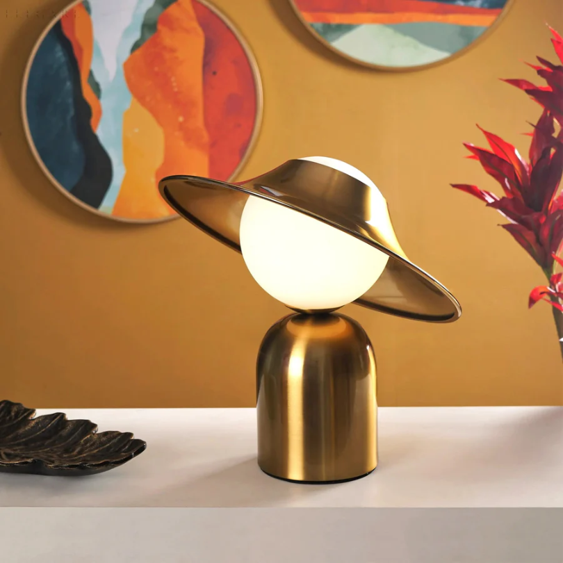 GoldAura Bordslampa - Elegant Gyllene Belysning för Hemmet Veska
