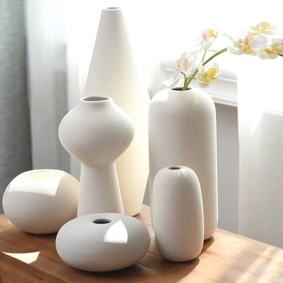 Handgjord keramikvas Veskaanche, elegant vit dekoration med ring skulptur | Veska