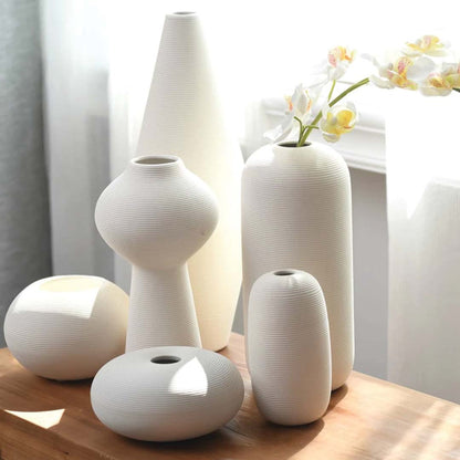 Handgjord keramikvas Veskaanche, elegant vit dekoration med ring skulptur | Veska