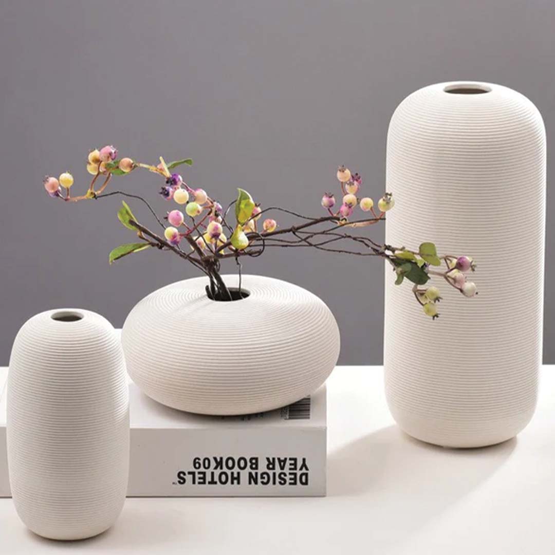 Handgjord keramikvas Veskaanche, elegant vit dekoration med ring skulptur | Veska