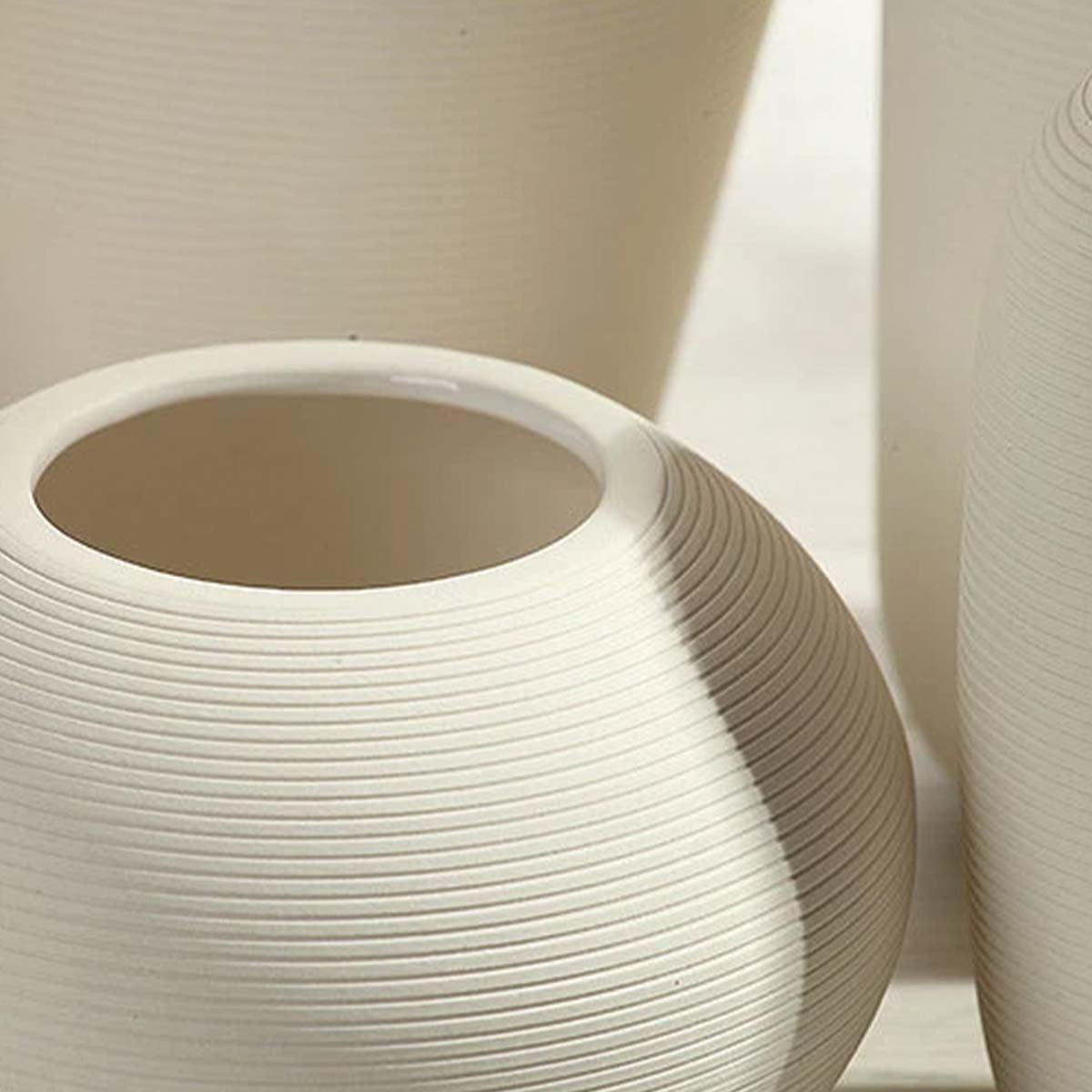 Handgjord keramikvas Veskaanche, elegant vit dekoration med ring skulptur | Veska
