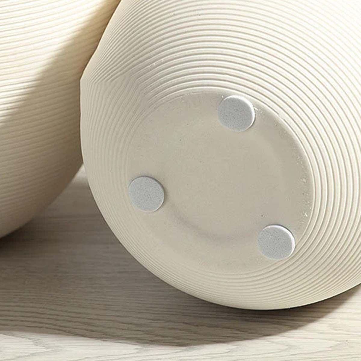Handgjord keramikvas Veskaanche, elegant vit dekoration med ring skulptur | Veska