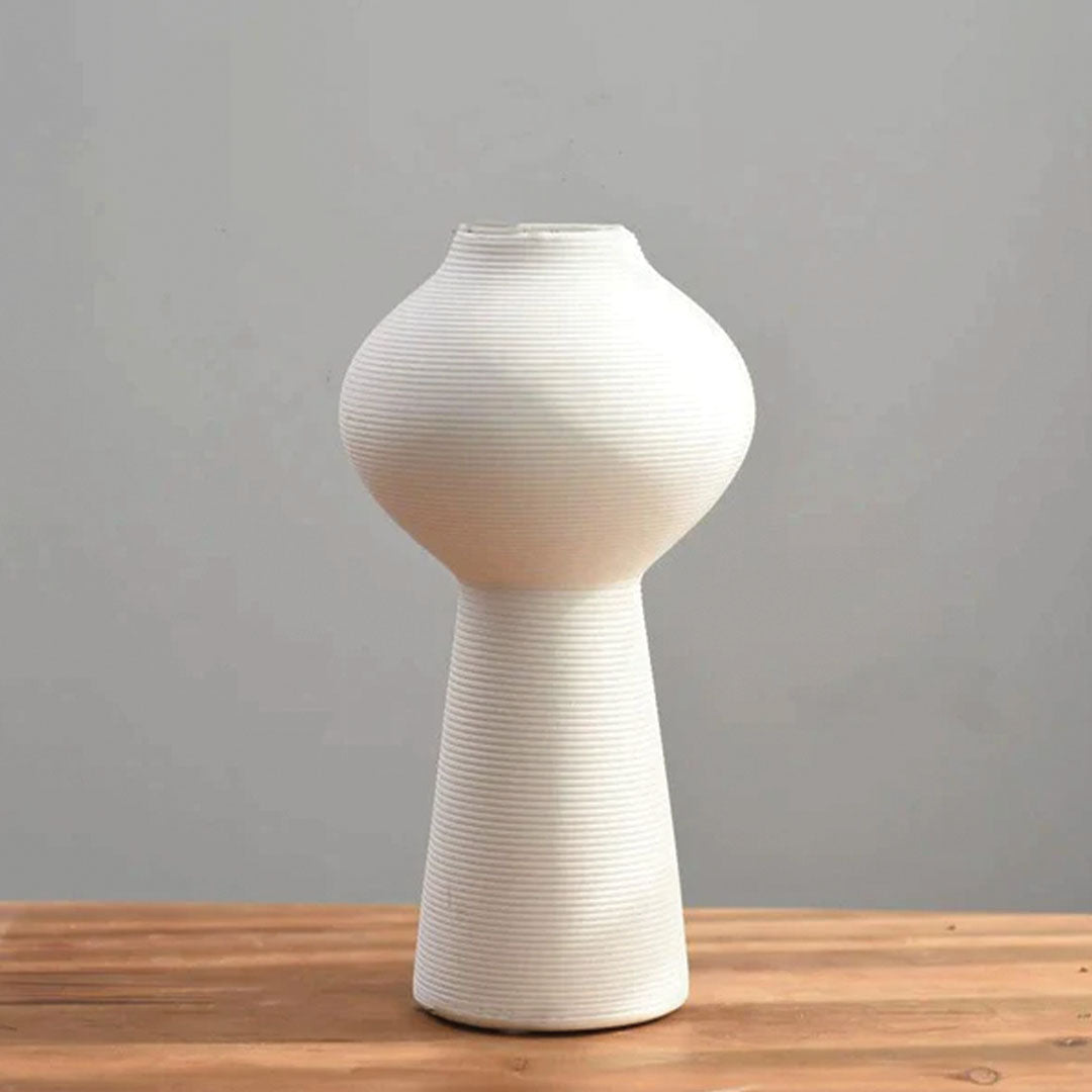 Handgjord keramikvas Veskaanche, elegant vit dekoration med ring skulptur | Veska Figur vas