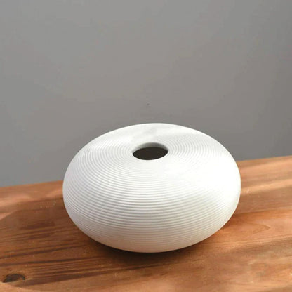 Handgjord keramikvas Veskaanche, elegant vit dekoration med ring skulptur | Veska Liten rund vas