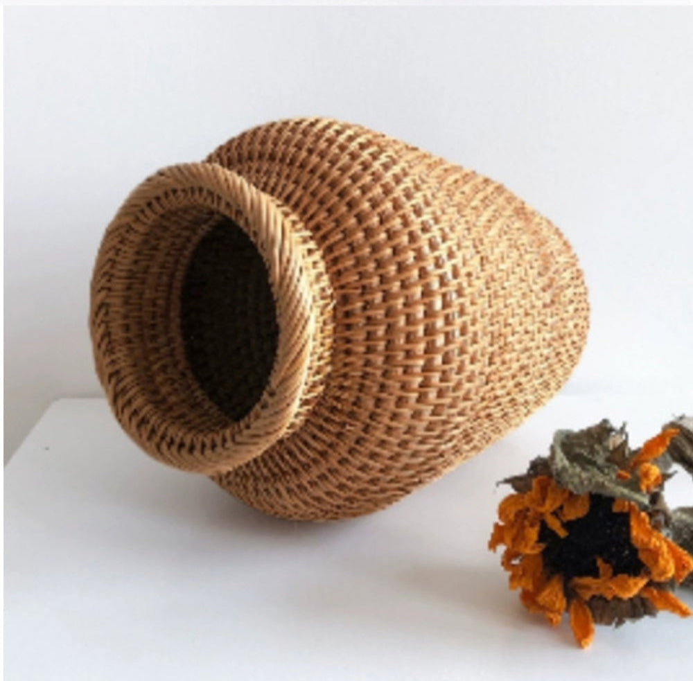 Handtillverkad Rattan Vas Naturlig Textur Unik Design | Veska
