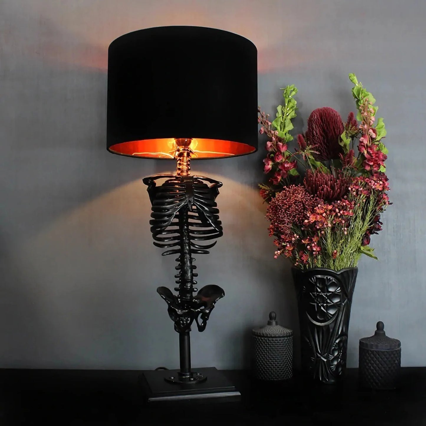 Hantverkad gotisk skelett bordslampa | Veska