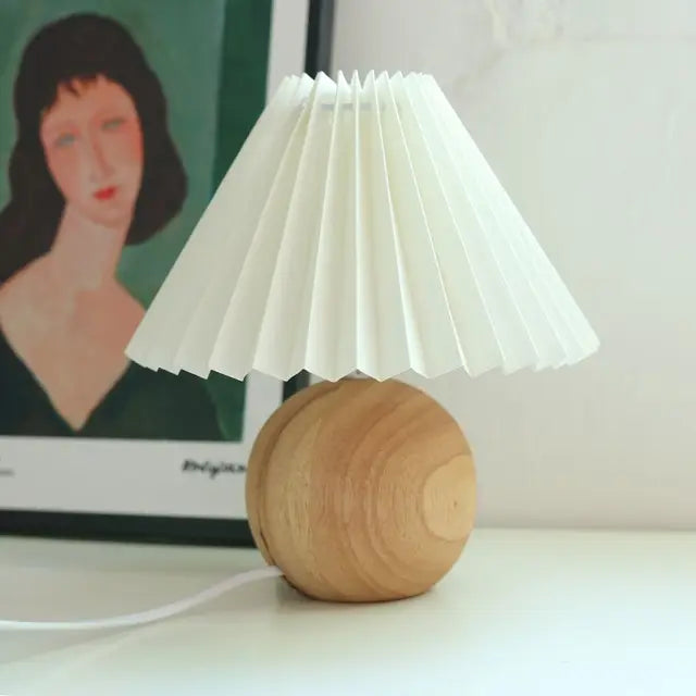 Klassisk Bordslampa med Vikbar Lampskärm för Varm Ljus | Veska Trä och Vitt