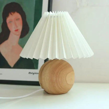 Klassisk Bordslampa med Vikbar Lampskärm för Varm Ljus | Veska Trä och Vitt