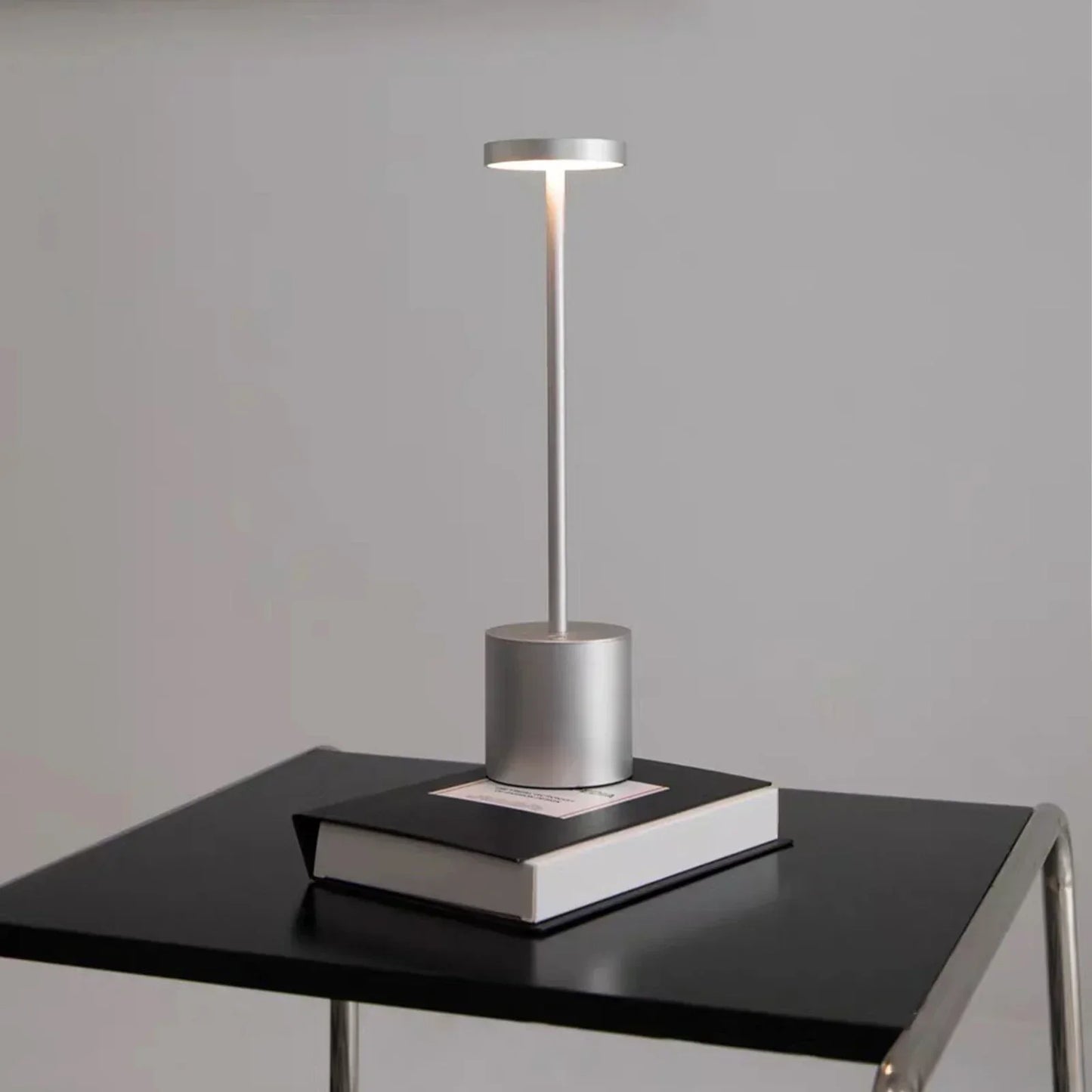 Klassisk trådlös lampa - Touch sensor LED skrivbordslampa med 3 justerbara färgtemperaturer | Veska Silver