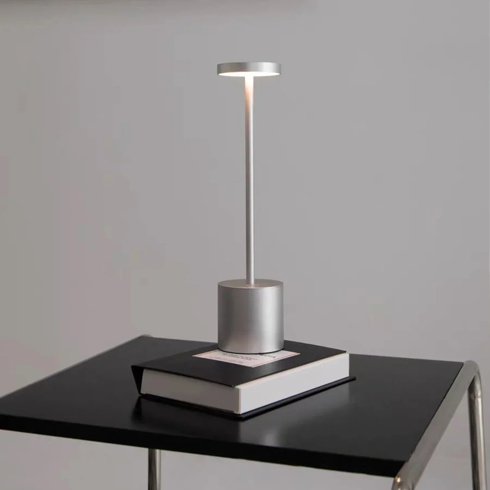 Klassisk trådlös lampa - Touch sensor LED skrivbordslampa med 3 justerbara färgtemperaturer | Veska Silver