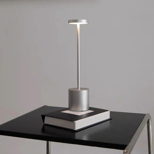 Klassisk trådlös lampa - Touch sensor LED skrivbordslampa med 3 justerbara färgtemperaturer | Veska Silver