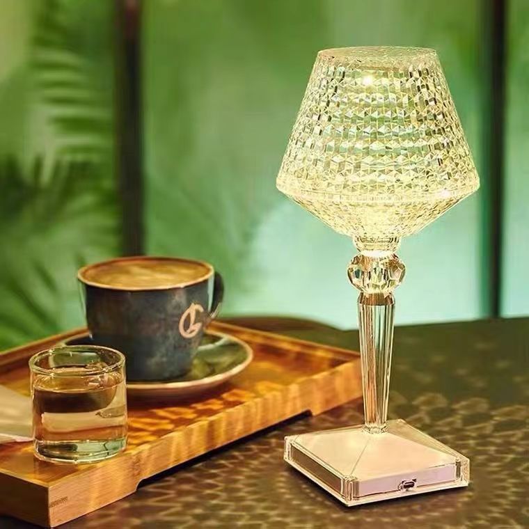 Liesbeth Crystal Lamp – Lyxig Bordslampa med USB-laddningsfunktion Veska
