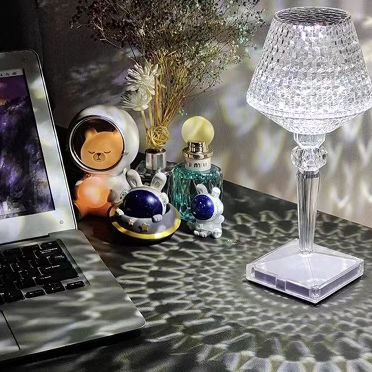 Liesbeth Crystal Lamp – Lyxig Bordslampa med USB-laddningsfunktion Veska