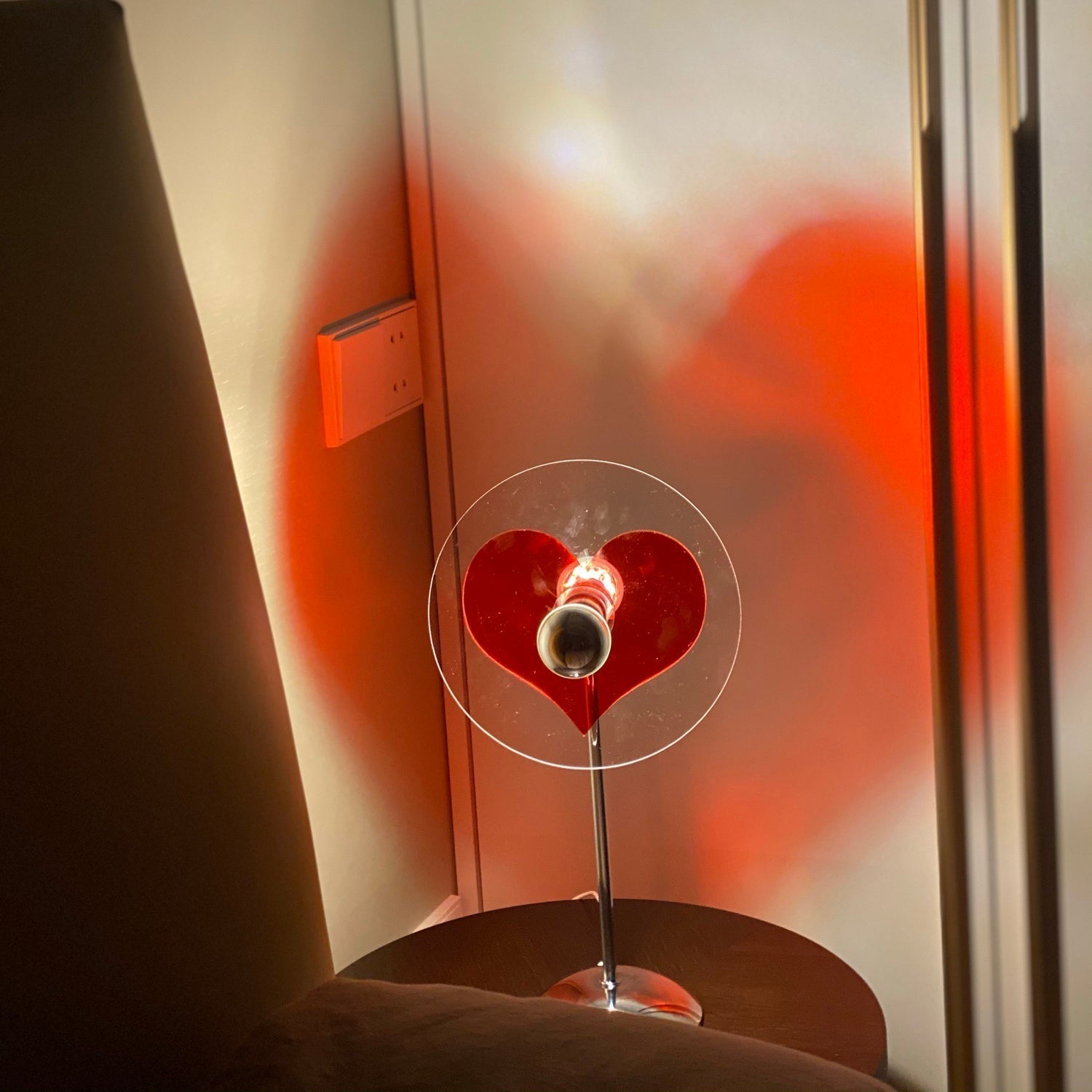 LoveGlow – Elegant Bordslampa med Uppladdningsbart LED | Veska