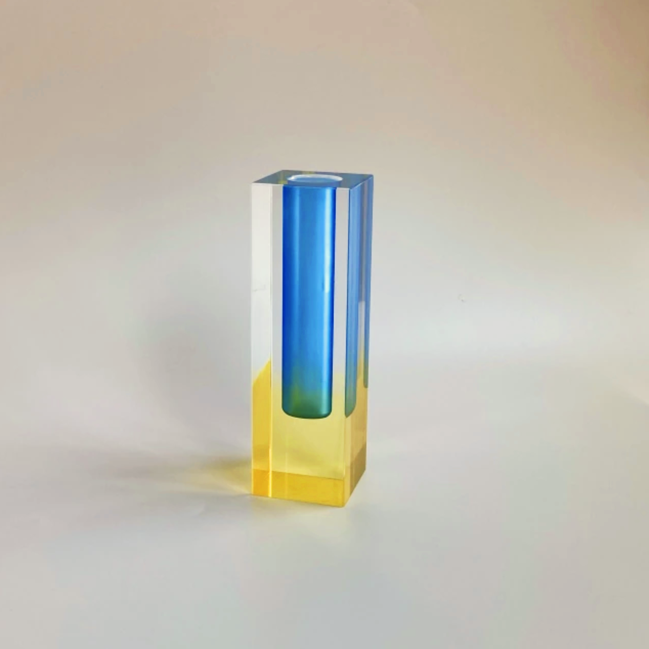 LumiForm Prisma Akryl Vaso & Organizer med Modern Design | Veska Blå Gul Kort