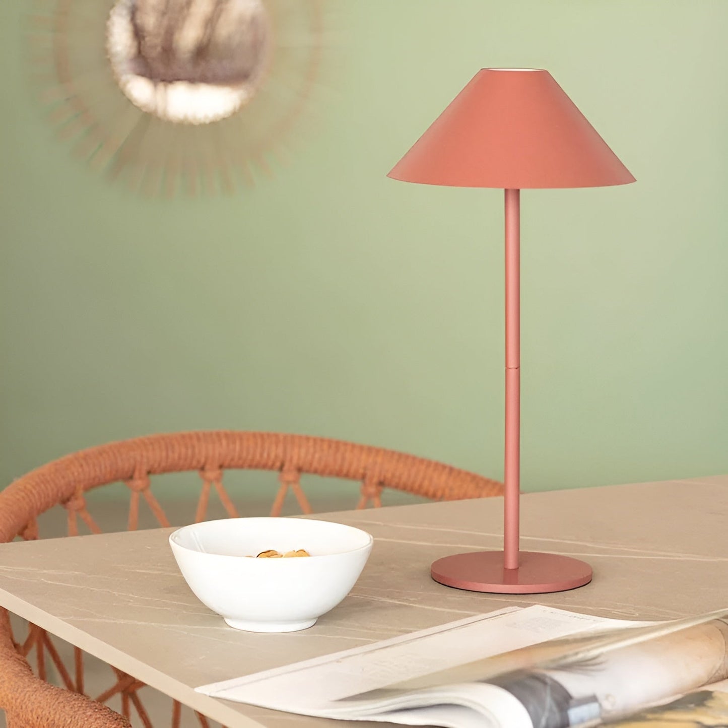 LumiLuxe - Dimbar Nordisk Kon LED Bordslampa med Touchkontroll | Veska Vinröd