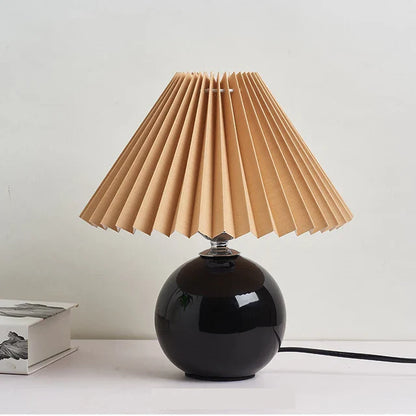 Luminous Heritage: Vintage Bordslampa med Fållad Skärm – Elegant Antik Retro Nattduksbordsbelysning Lösningar | Veska Svart och Brun