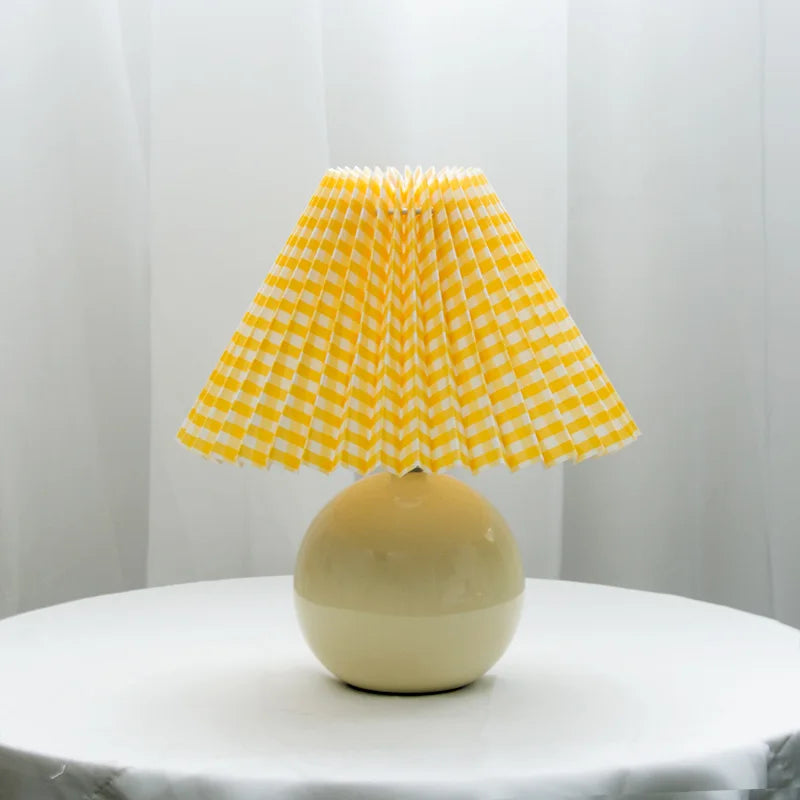 Luminous Heritage: Vintage Bordslampa med Fållad Skärm – Elegant Antik Retro Nattduksbordsbelysning Lösningar | Veska