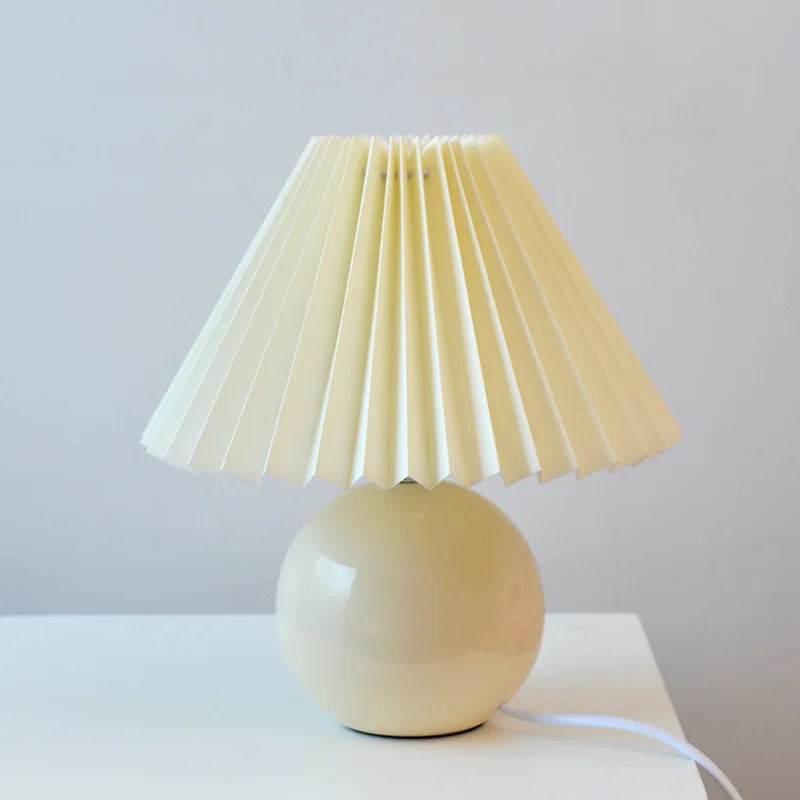 Luminous Heritage: Vintage Bordslampa med Fållad Skärm – Elegant Antik Retro Nattduksbordsbelysning Lösningar | Veska