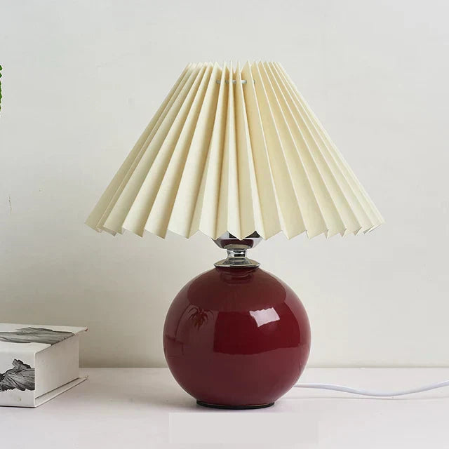 Luminous Heritage: Vintage Bordslampa med Fållad Skärm – Elegant Antik Retro Nattduksbordsbelysning Lösningar | Veska Vin och Beige