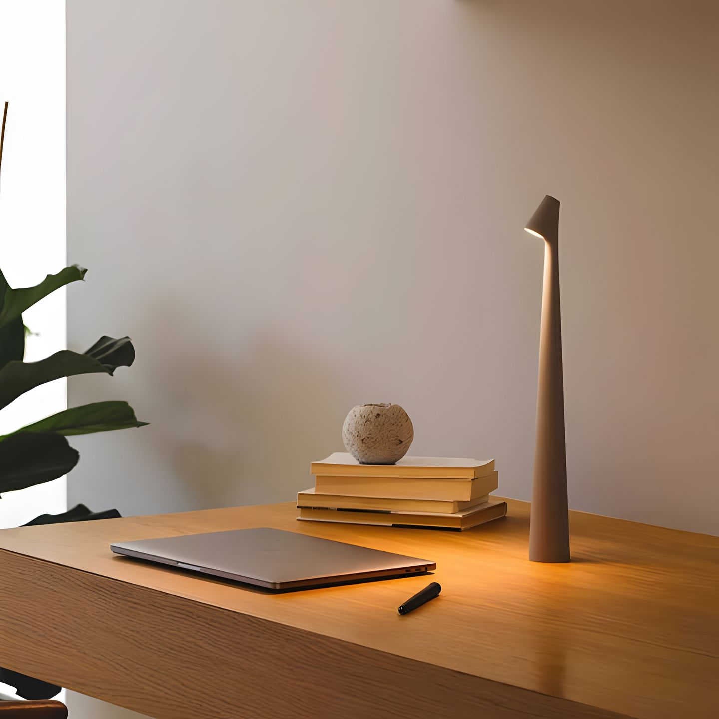 LunaSlim – Elegant Trådlamp med Justerbar Belysning Veska Brun
