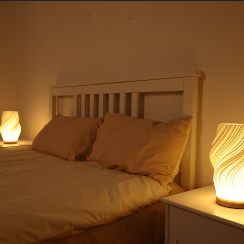 LunaSwirl | Lyxig Modern Swirl LED Bordlampa – Elegant Stämningsbelysning | Veska