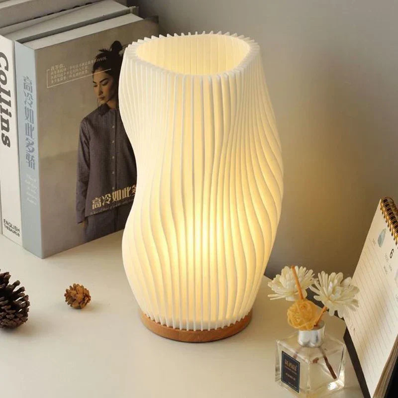 LunaSwirl | Lyxig Modern Swirl LED Bordlampa – Elegant Stämningsbelysning | Veska 11×11×21.5cm Virvla