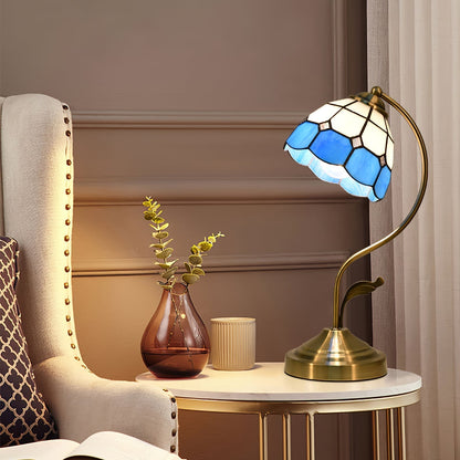 LuxePetal – Vit och blå glasblommig bordslampa i guld | Veska