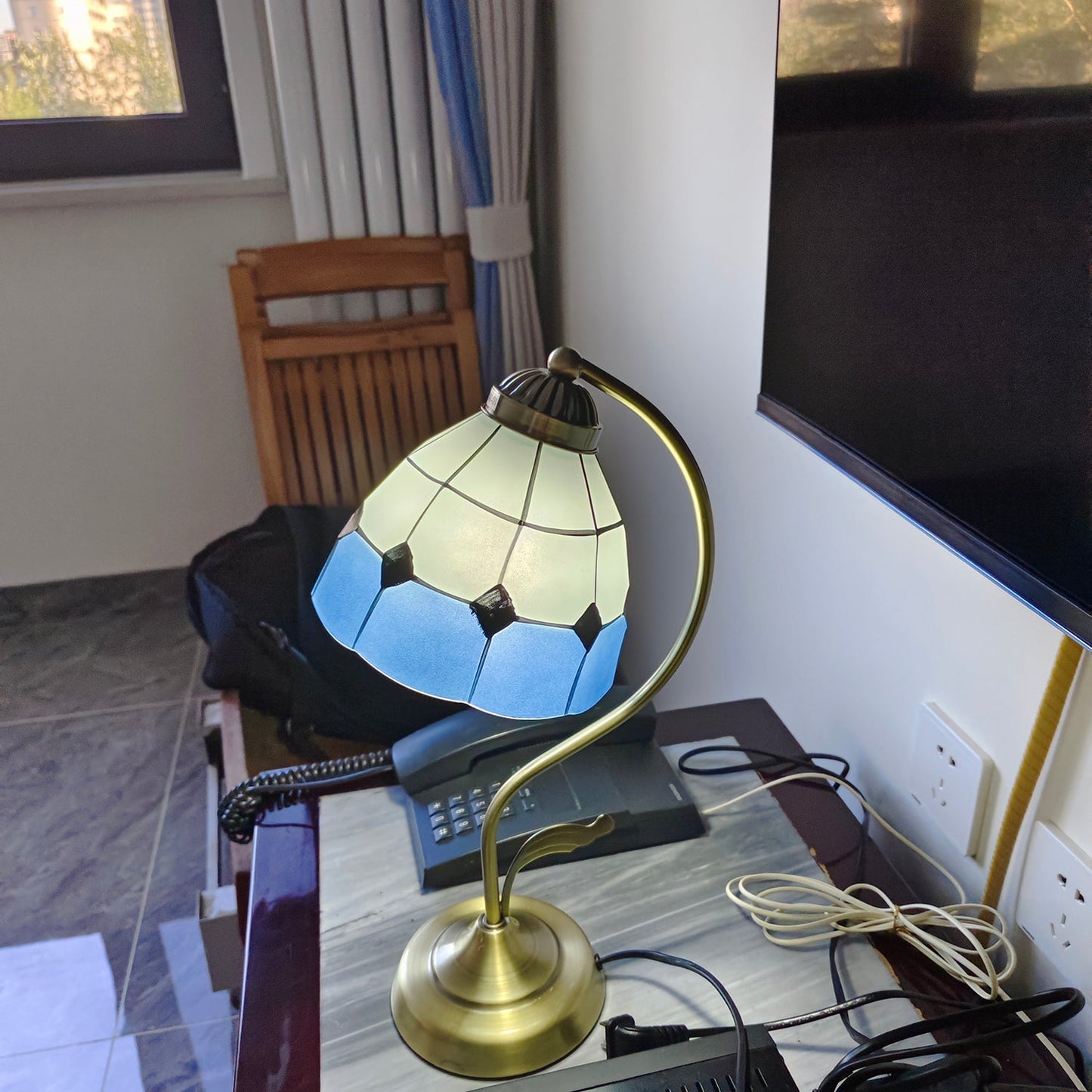 LuxePetal – Vit och blå glasblommig bordslampa i guld | Veska