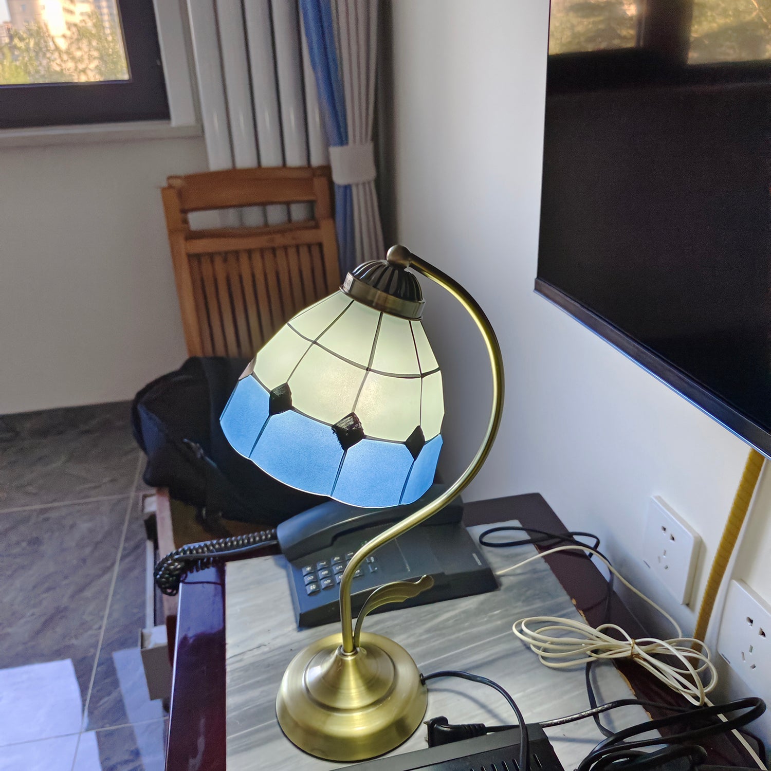LuxePetal – Vit och blå glasblommig bordslampa i guld | Veska