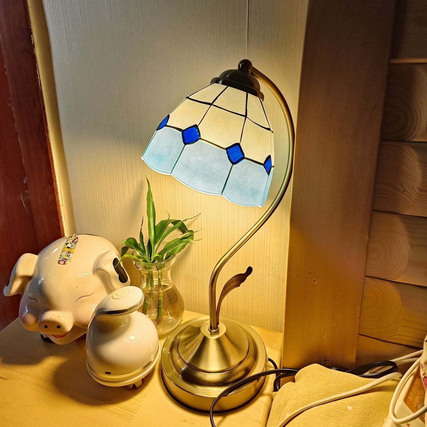 LuxePetal – Vit och blå glasblommig bordslampa i guld | Veska