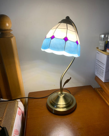 LuxePetal – Vit och blå glasblommig bordslampa i guld | Veska
