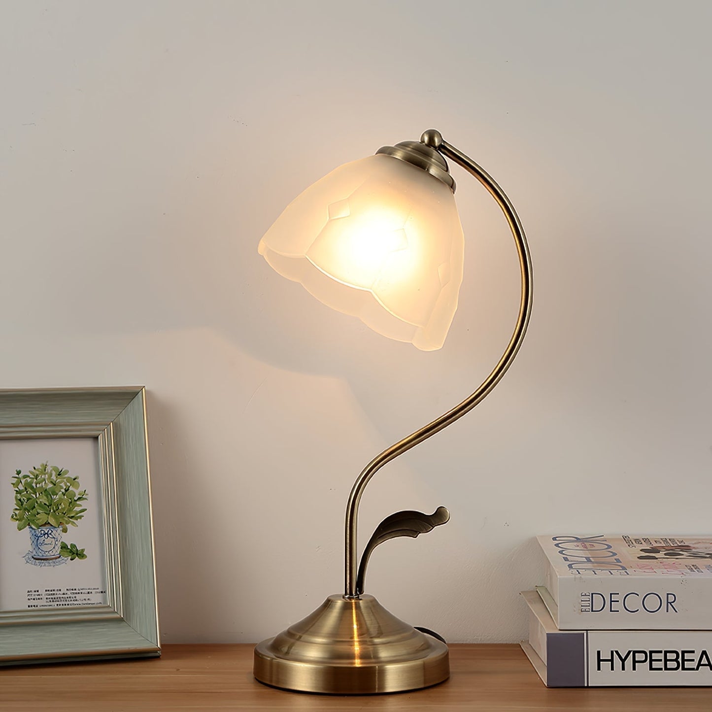 LuxePetal – Vit och blå glasblommig bordslampa i guld | Veska