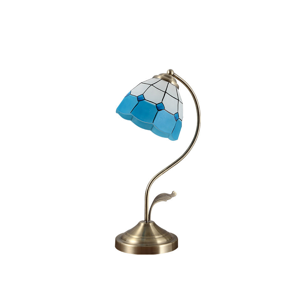 LuxePetal – Vit och blå glasblommig bordslampa i guld | Veska