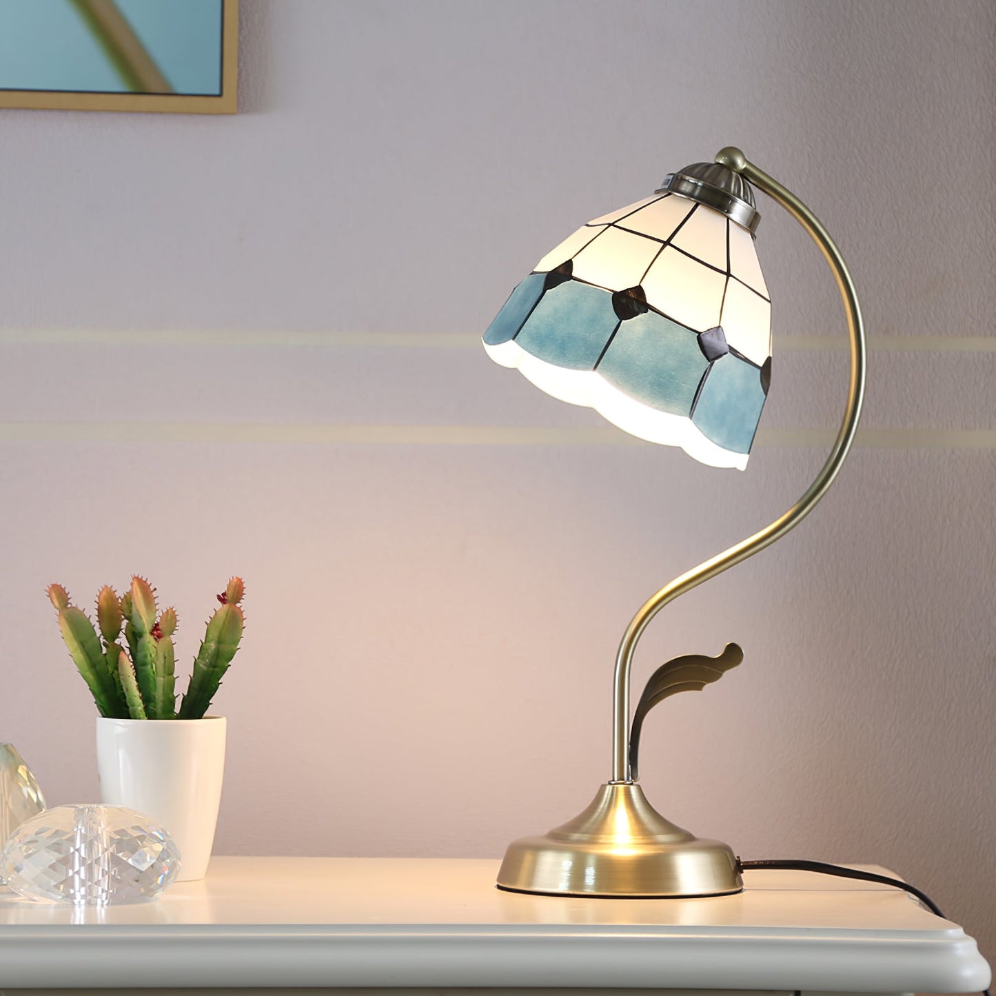 LuxePetal – Vit och blå glasblommig bordslampa i guld | Veska