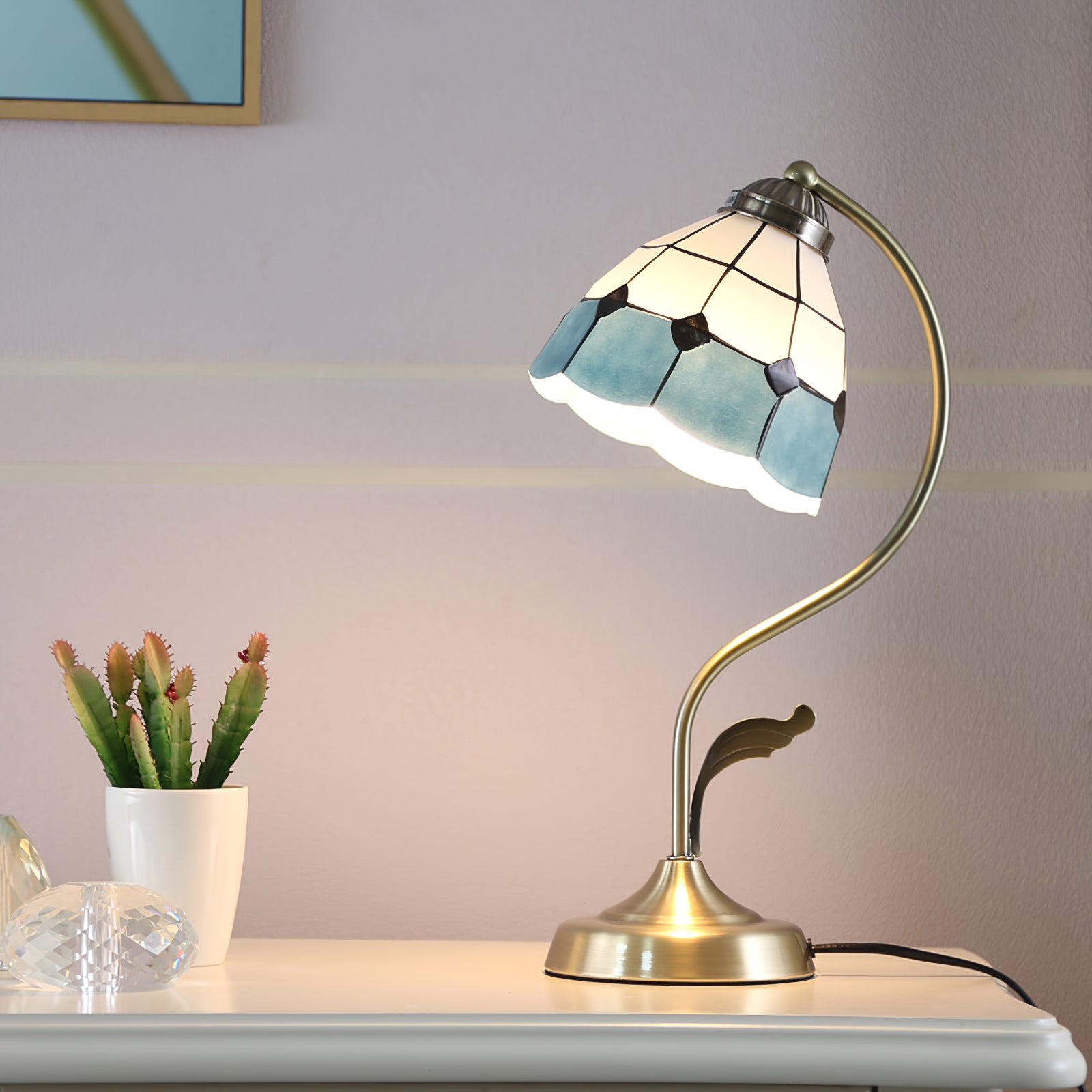 LuxePetal – Vit och blå glasblommig bordslampa i guld | Veska