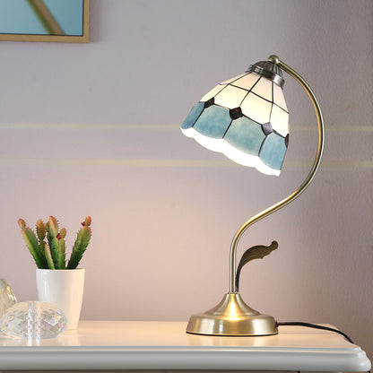 LuxePetal – Vit och blå glasblommig bordslampa i guld | Veska